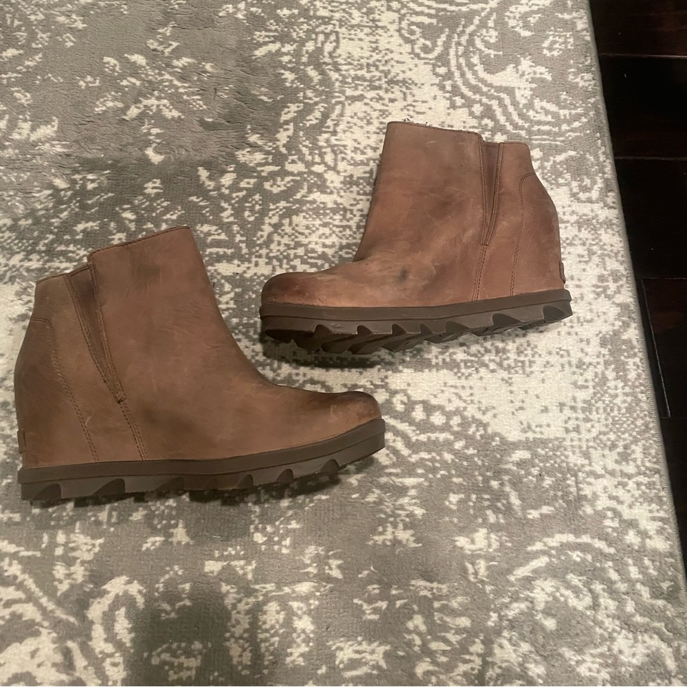 Sorel Joan Arctic II- Taupe Suede Wedge Ankle boots size 10